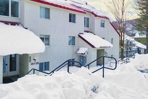Exterior - Convenient condo w/ mountain view, fireplace, near lift, ski locker, 1st floor (Warren)