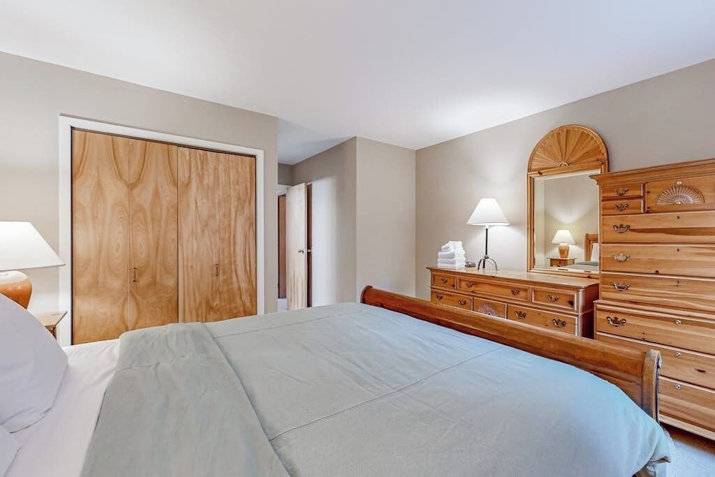 Tabla de planchar con plancha, wifi gratis, ropa de cama