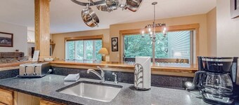Ski-in/ski-out condo in Warren with seasonal pool, mountain views, & W/D