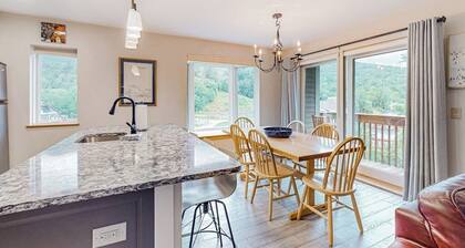 Mountainside condo in Warren with seasonal pool, amazing views, & balcony