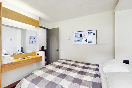Convenient recreation condo, outdoor pool, kitchenette, wifi, patio, TV