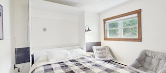 Convenient recreation condo, outdoor pool, kitchenette, wifi, patio, TV
