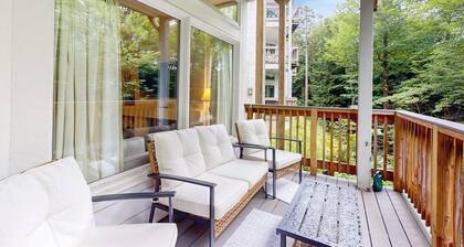 Bright & cheery condo w/ wifi, pools, tennis, gym, sauna, & game room