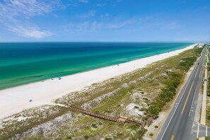 Eine Küstenstraße mit Strand und Meer.