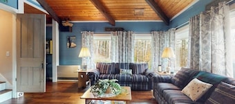 Cozy private cabin w/d, TVs, wifi, deck, close to skiing & golfing