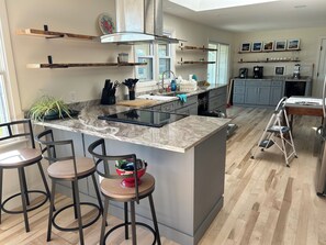 Kylskåp, mikrovågsugn, ugn och spishäll