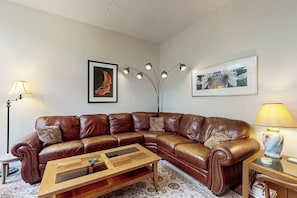 TV, fireplace, table football, ping pong - Comfortable condo with pools,  tennis, gym, sauna, & game room (Warren)