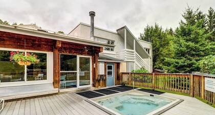 Comfortable condo with pools, tennis, gym, sauna, & game room