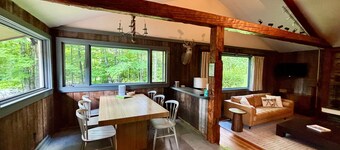 Cozy house nestled in the woods w/ balcony, close to recreation, w/d, wifi, TV