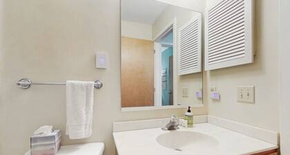 Top floor condo w/ balcony, gas fireplace, tennis, walking/biking trails, w/d