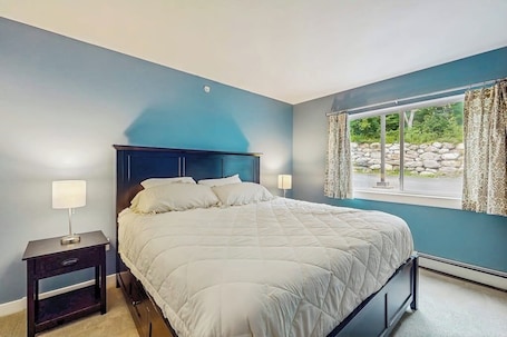1 bedroom, free WiFi, bed sheets, wheelchair access. Ski-in/ski-out ground floor condo near slopes, balcony, fireplace, pool, wifi