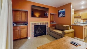 Ein Wohnzimmer mit Kamin, Sofa und Couchtisch.