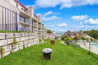 Ski-in/ski-out ground floor condo near slopes, balcony, fireplace, pool, wifi