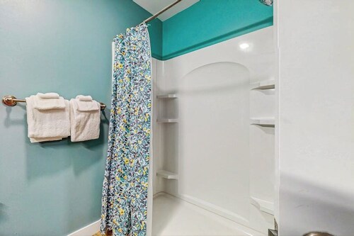 Ski-in/ski-out ground floor condo near slopes, balcony, fireplace, pool, wifi