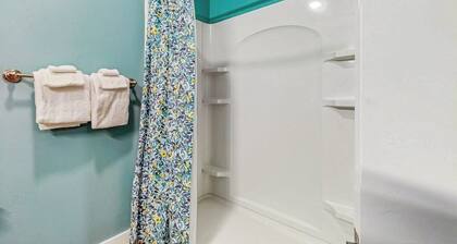 Ski-in/ski-out ground floor condo near slopes, balcony, fireplace, pool, wifi
