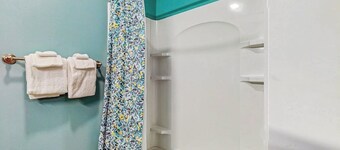 Ski-in/ski-out ground floor condo near slopes, balcony, fireplace, pool, wifi