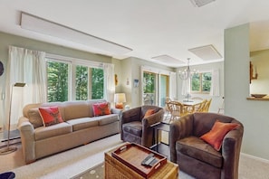 TV, fireplace - Ski-in/ski-out condo w/ balcony, mountain & valley views, grill, pool, fireplace (Warren)