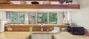 Ski-in/ski-out condo w/ balcony, mountain & valley views, grill, pool, fireplace