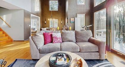 Private dog-friendly house w/ mountain views, fireplace, deck, firepit, w/d