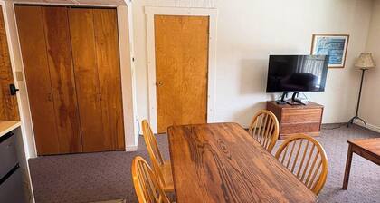 Four Season Condo: seasonal pool, ski, golf & hike