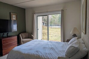 Iron/ironing board, free WiFi, bed sheets