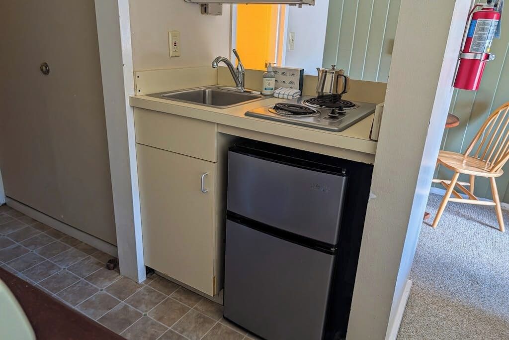 Microwave, oven, stovetop, coffee/tea maker