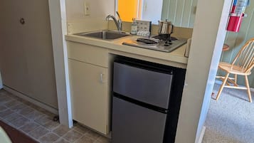 Microwave, oven, stovetop, coffee/tea maker