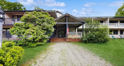 Four Season Condo: ski & hike, golf & seasonal pool