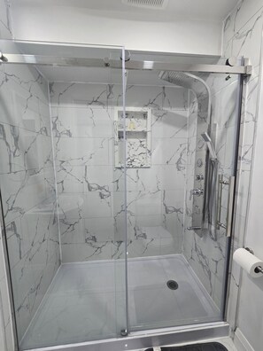 Baignoire à jets, bidet, serviettes fournies, savon