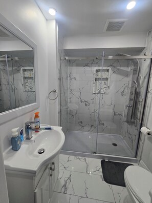 Whirlpool, Bidet, Handtücher, Seife