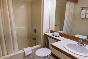 Shower, hair dryer, towels - Four Season Condo:  ski, hike, mountain bike & seasonal pool (Warren)