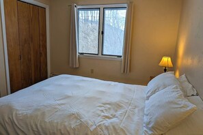 Iron/ironing board, free WiFi, bed sheets - Four Season Condo:  ski, hike, mountain bike & seasonal pool (Warren)