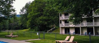Four Season Condo: seasonal pool, ski, hike, bike & golf