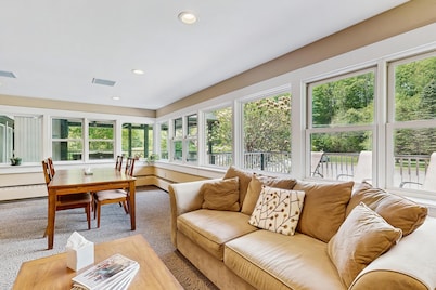 Four Season Condo: seasonal pool, ski, hike, bike & golf