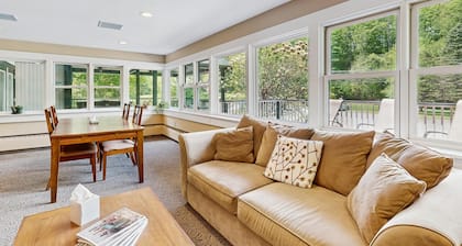 Four Season Condo: seasonal pool, close to Sugarbush, golf & hiking