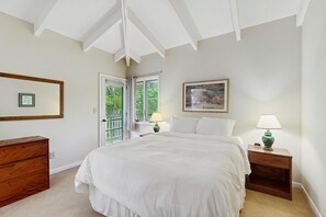 1 bedroom, iron/ironing board, free WiFi, bed sheets - Four Season Condo:  seasonal pool, ski, bike, hike & golf (Warren)