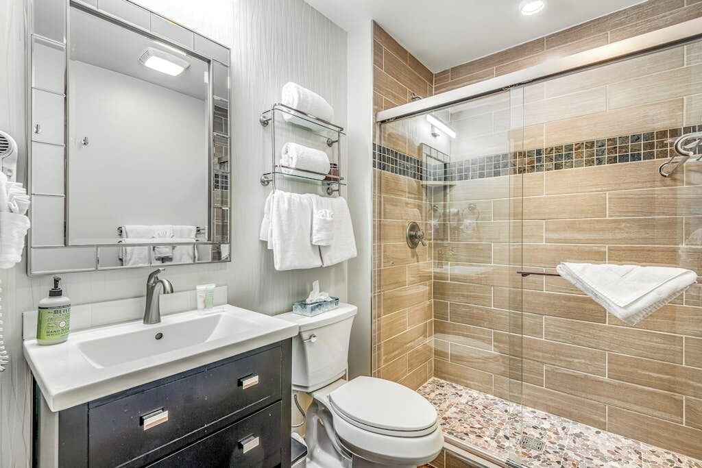 Shower, hair dryer, towels