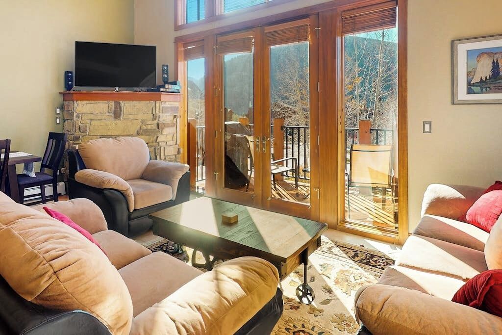 TV, fireplace