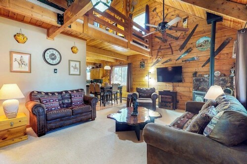 Charming cabin with WiFi & fireplace - easy access to lake & attractions
