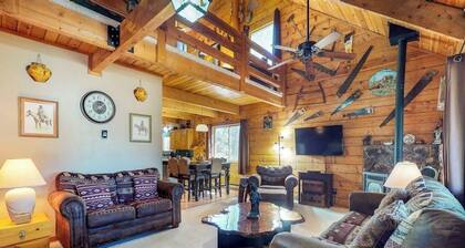 Charming cabin with WiFi & fireplace - easy access to lake & attractions