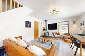 Ein modernes Wohnzimmer mit einer Couch, einem Couchtisch und einem Kamin.