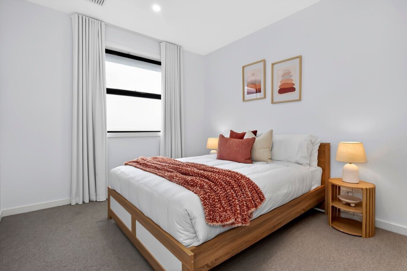 Tabla de planchar con plancha, wifi y ropa de cama 