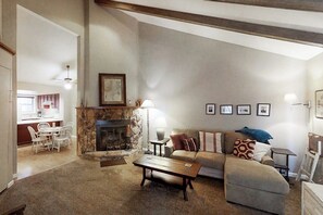 TV, fireplace, stereo
