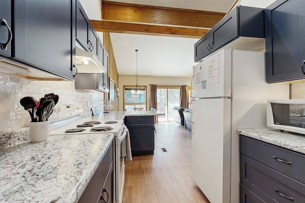 Coffee/tea maker, fridge, oven, stovetop
