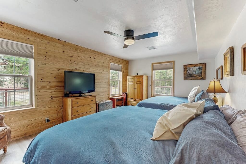 Desk, iron/ironing board, travel cot, free WiFi