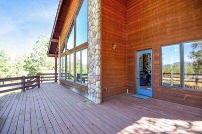 Dog-friendly cabin with large yard, wood stove, grill & mountain views