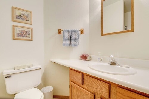 Dog-friendly cabin with large yard, wood stove, grill & mountain views