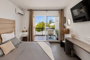 Tabla de planchar con plancha, wifi y ropa de cama