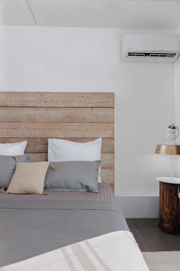 Tabla de planchar con plancha, wifi y ropa de cama