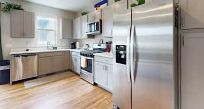 Stylish, dog-friendly retreat with grill & washer/dryer - near skiing & hiking